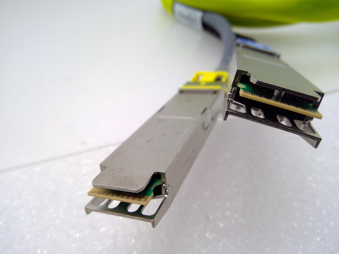 Amphenol 502-HAR-G692-02 QSFP-DD TO 2XQSFP-DD 400G TO 2X200G DAC 2.31M 28AWG