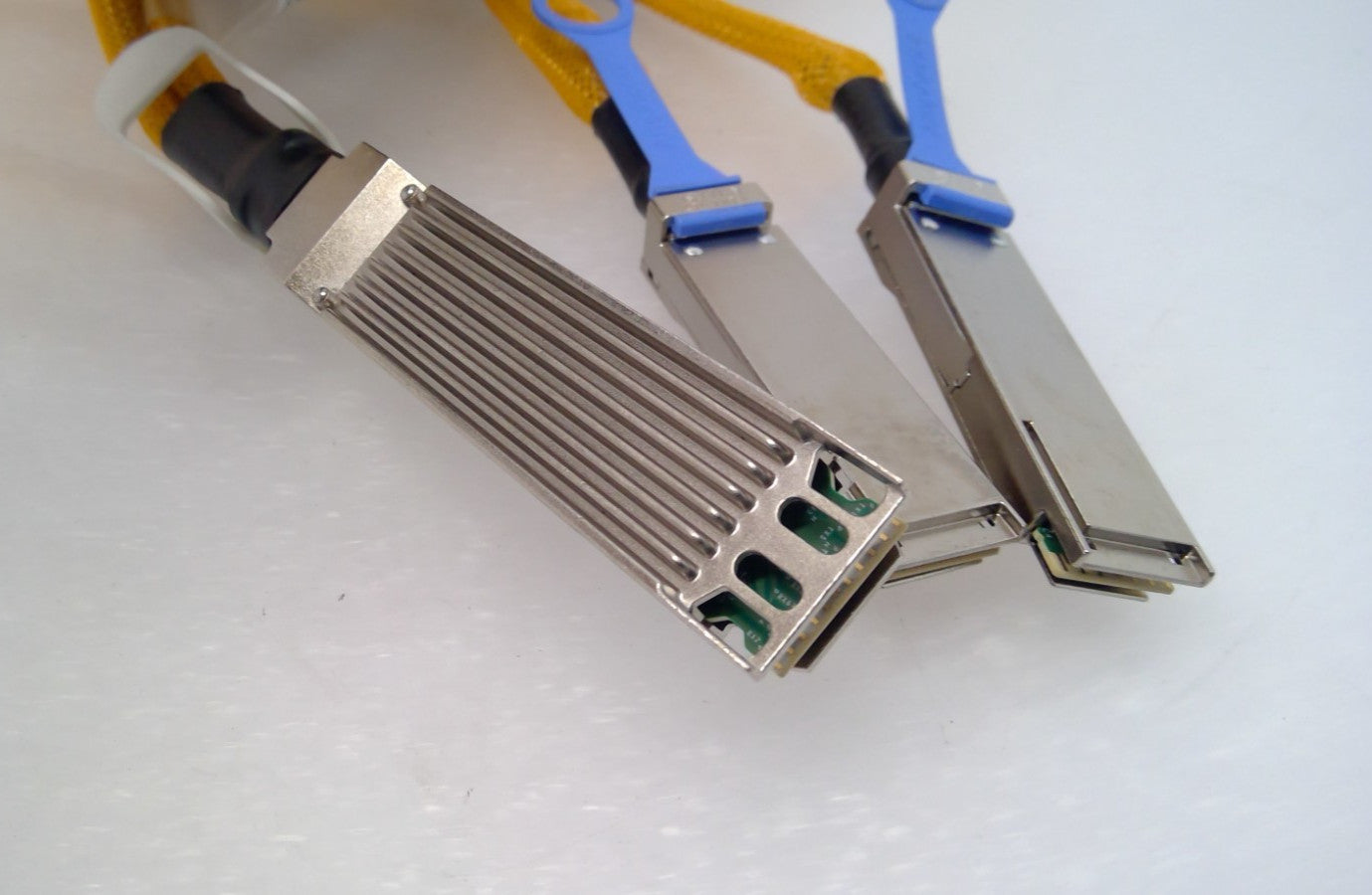 Amphenol 400G OSFP to 2x 200G 2XQSFP56 DAC Cable 4M 25AWG NDVRY5-G613 1048428-01