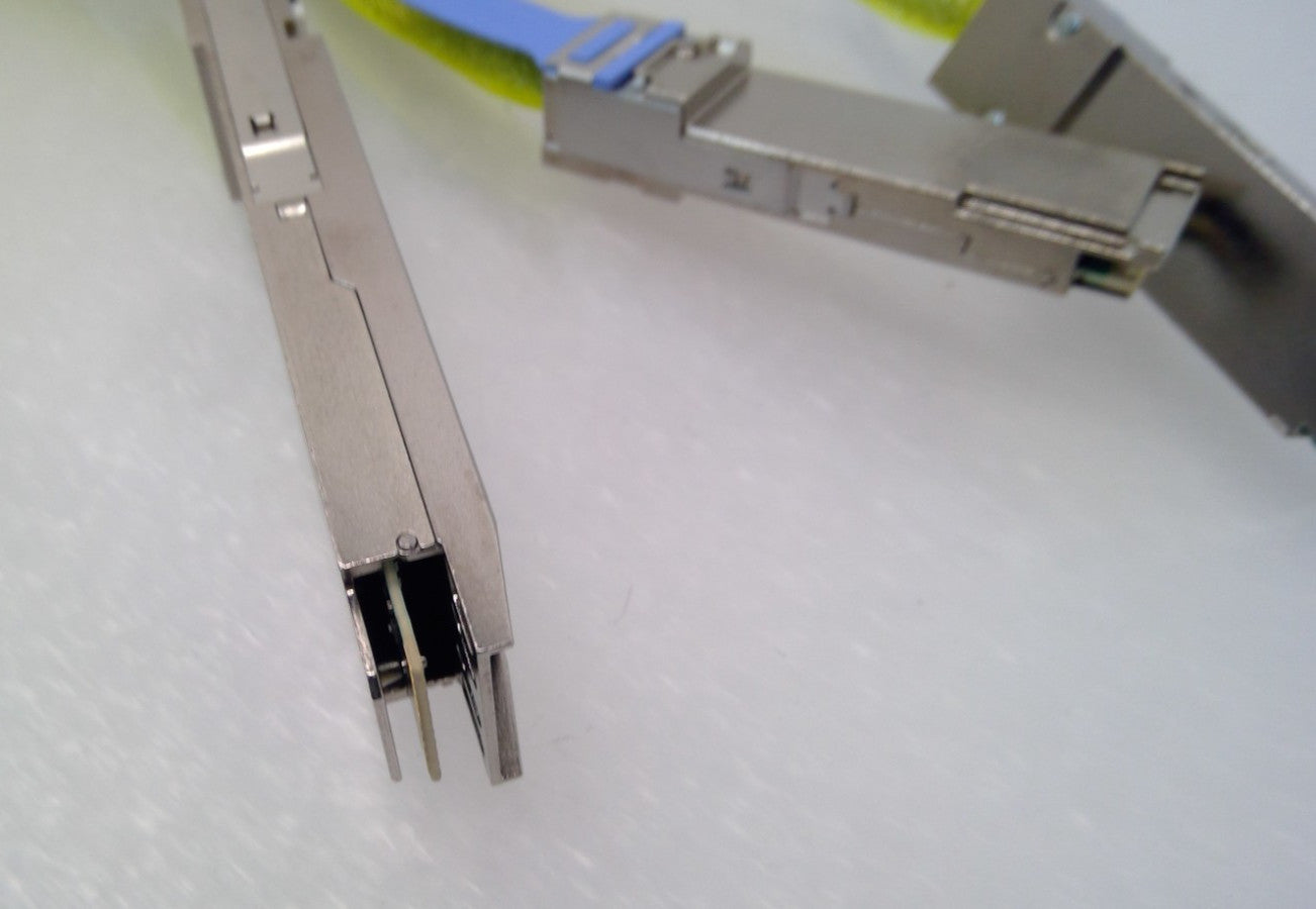 Amphenol 400G OSFP to 2x 200G 2XQSFP56 DAC Cable 2M 32AWG NJPRGK-G602-01