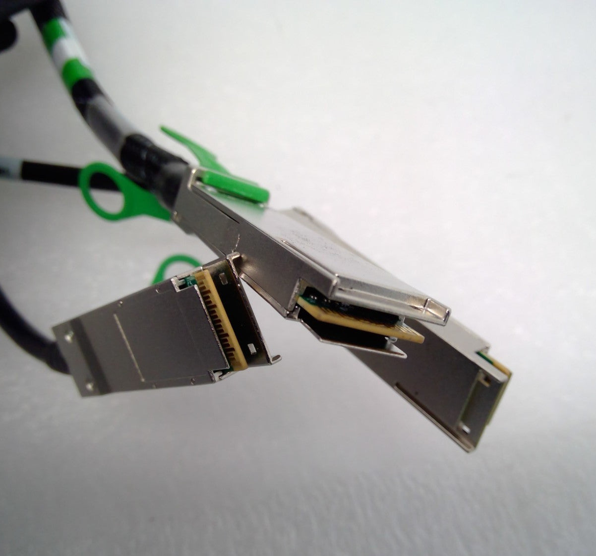 Amphenol NDARHG-G102 200G QSFP56 TO 2X100G QSFP56 HDR DAC 3.5M 28AWG 16001229-01