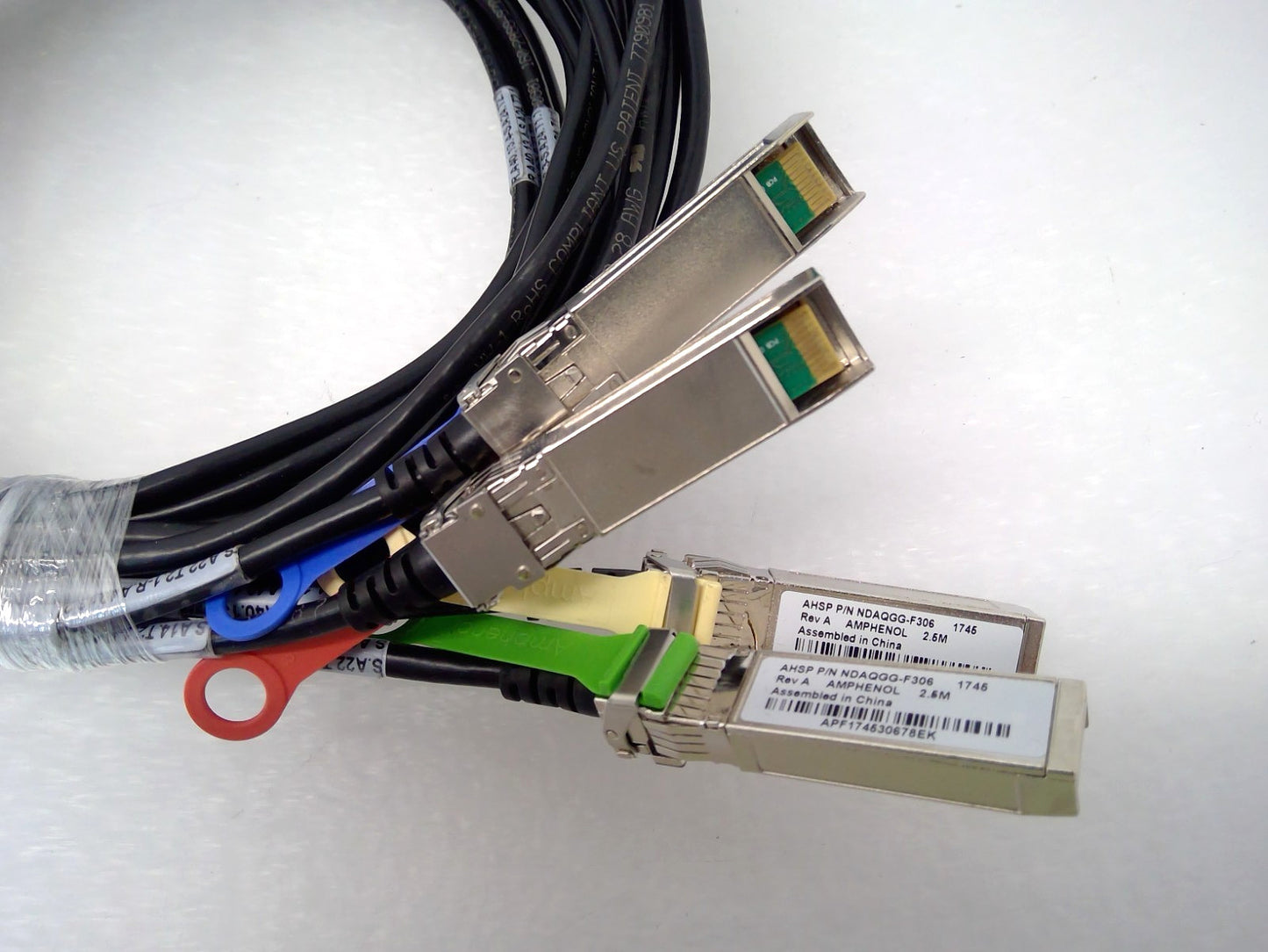 Amphenol NDAQGG-F306 100G QSFP28-4x25G SFP28 DAC Breakout Cable 2.5m Plenum OFNP