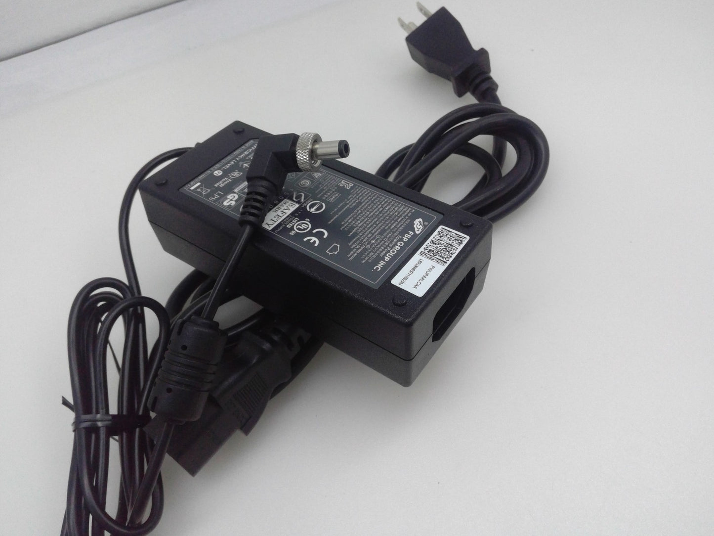 Genuine FSP FSP040-RHAN2 40W AC adapter 12VDC 3.33A with screw lock /cord