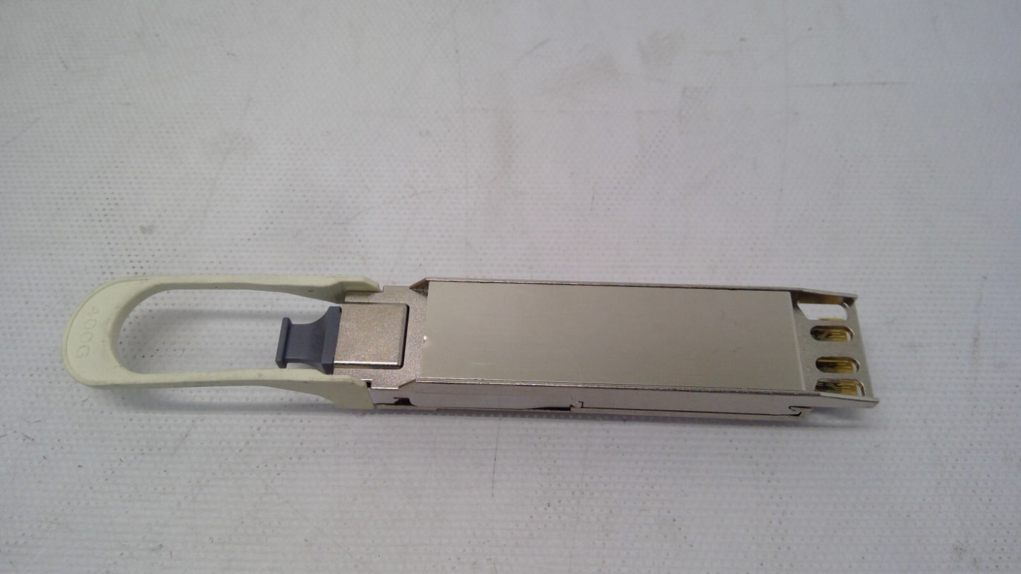 Cloudlight 7116-E18-04/01/61/07 AQ2012141667 QSFP 400G SR8  3.3VDC,3.0A