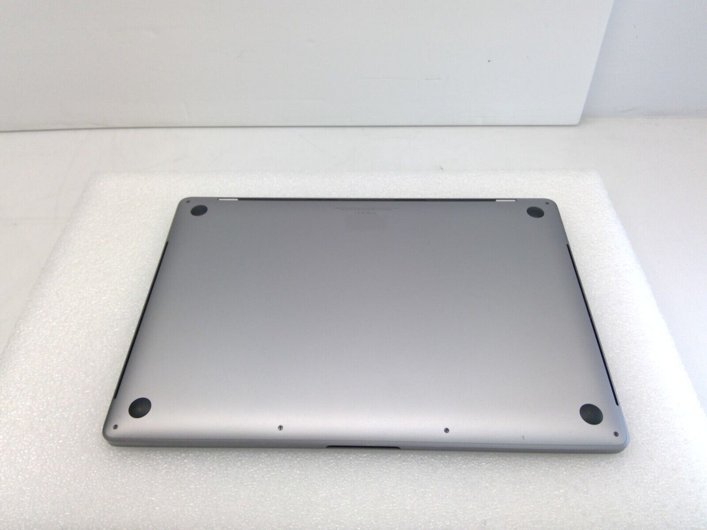 Apple A1990 MacBook Pro 15'' 2018 Touchbar i9 @2.9GHz 32GB 512GB SSD MR942LL/A