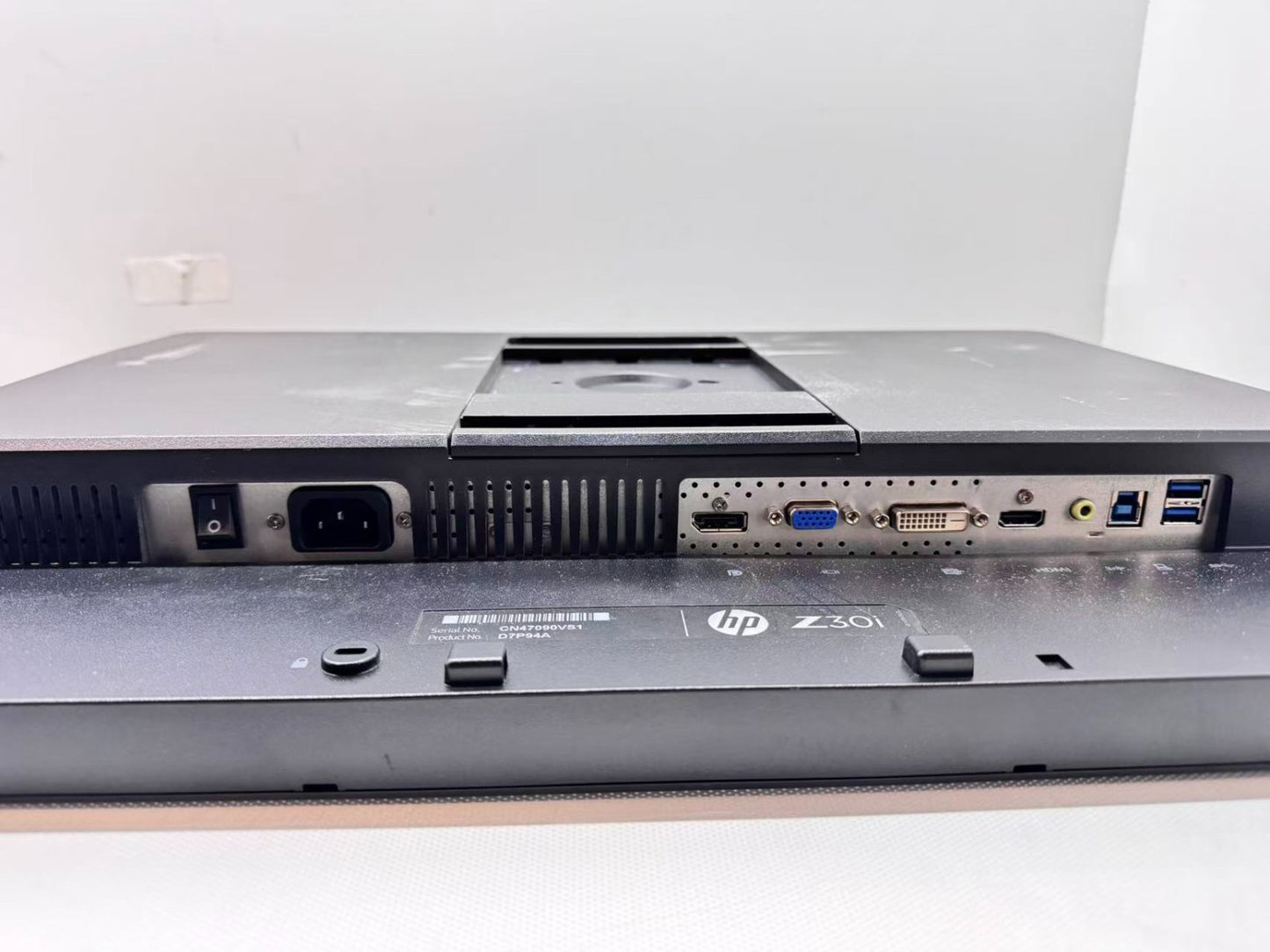 HP Z30i 30" WQXGA 2560 x 1600 Monitor, HDMI DisplayPort VGA DVI-D No Stand