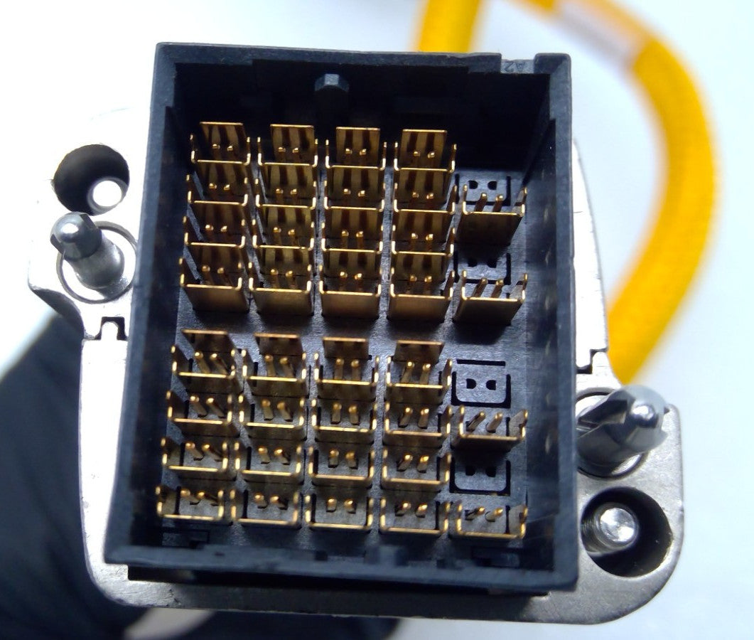 TE Connectivity 2306801-05 40G 16001354-01 Cable assembly Male to Male yellow