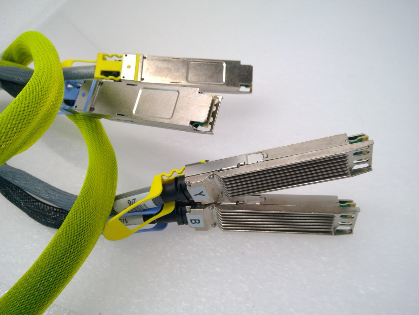Amphenol 502-HAR-G692-02 QSFP-DD TO 2XQSFP-DD 400G TO 2X200G DAC 2.31M 28AWG