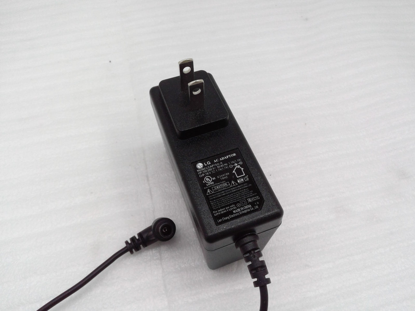 Original  LG AC Adapter 19V 1.7A Model LCAP16A-A  24LB451B M2352D M2452D M2752D