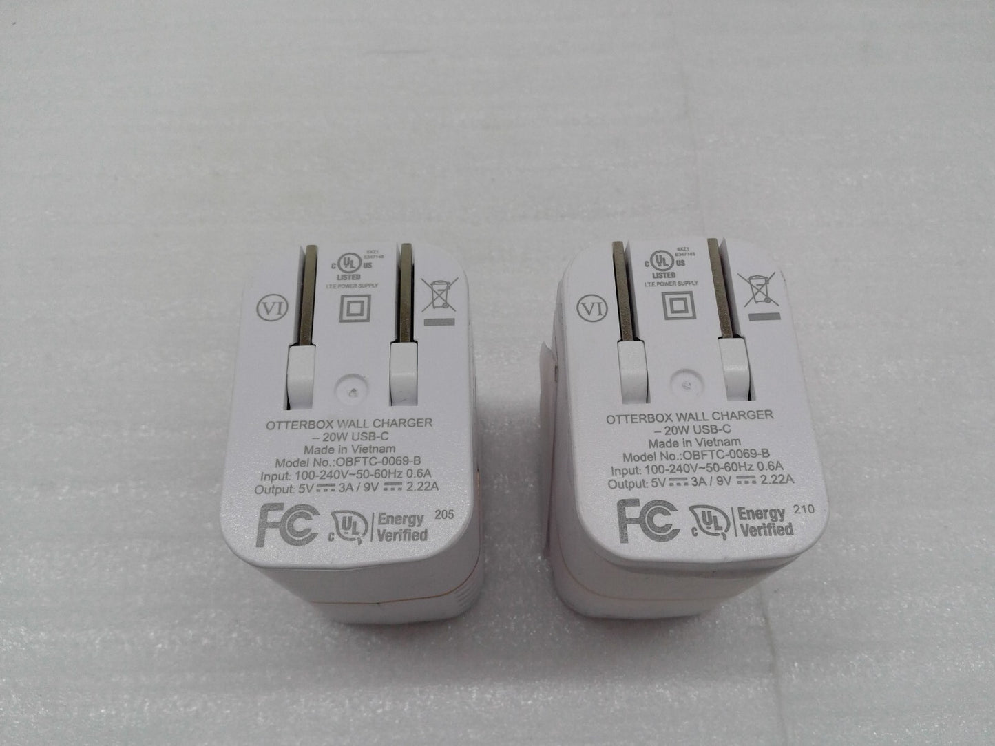 OtterBox Fast Charge USB-C Wall Charger 20W, Two-Pack - Cloud Dust White