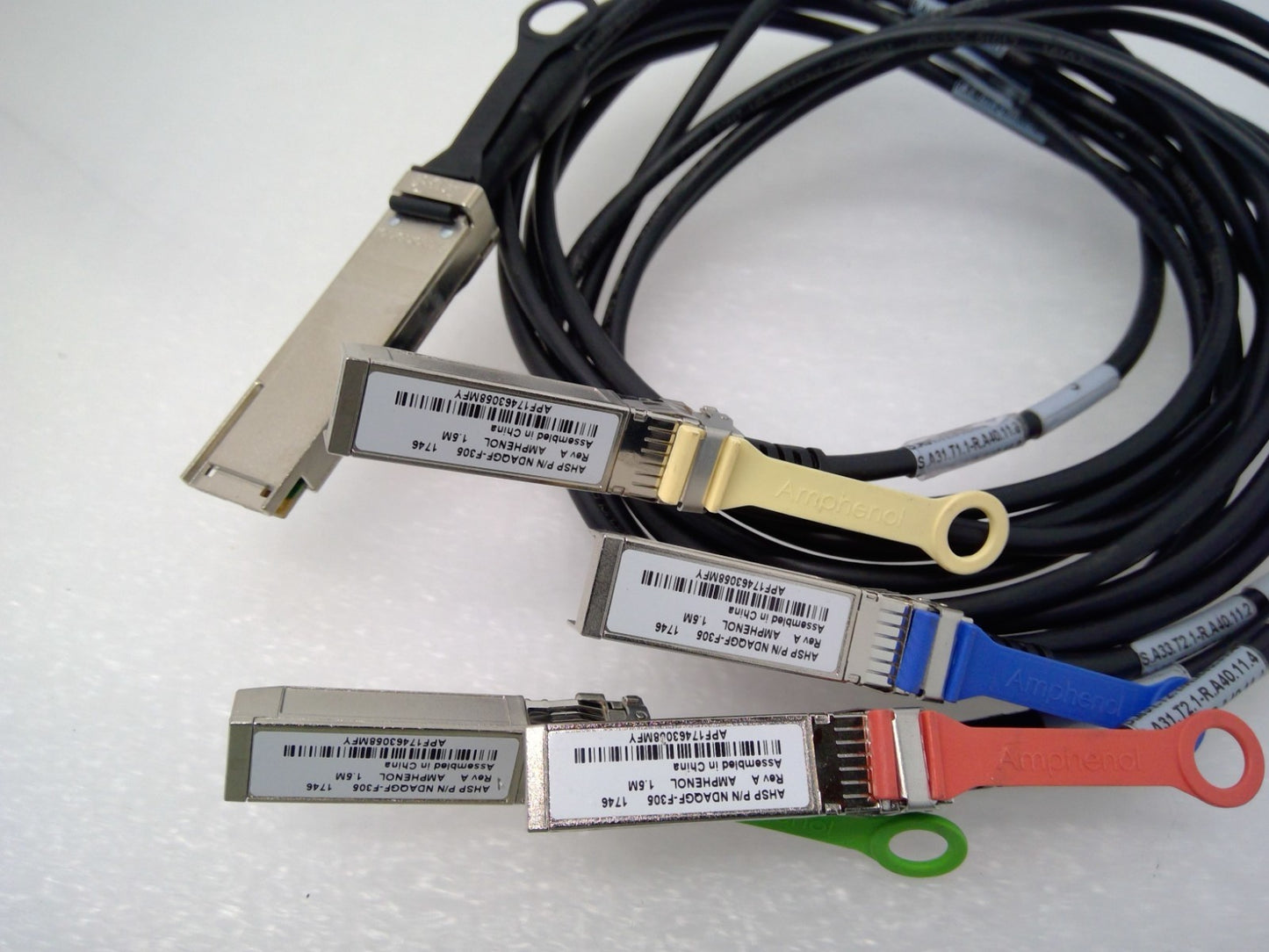 Amphenol 100G QSFP28 to 4x25G SFP28 DAC Splitter Cable 1.5m Black NDAQGF-F305