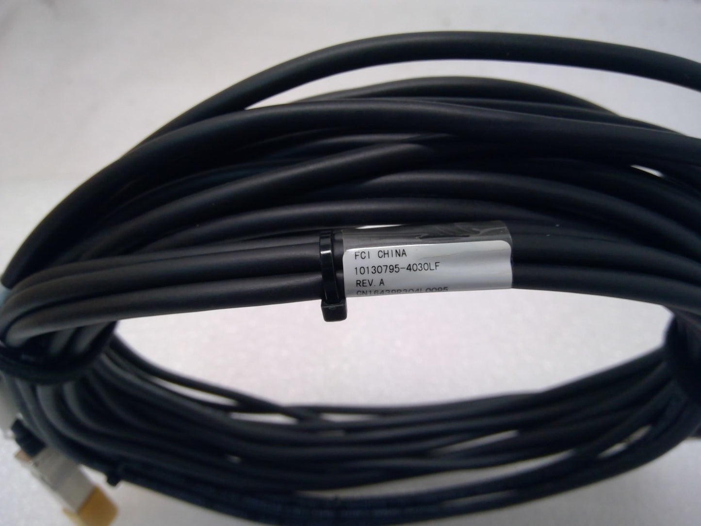 ASSEMBLY FCI 10130795-4030LF 25Gbps QSFP28 to 4XSFP28 3M Fiber optic cable