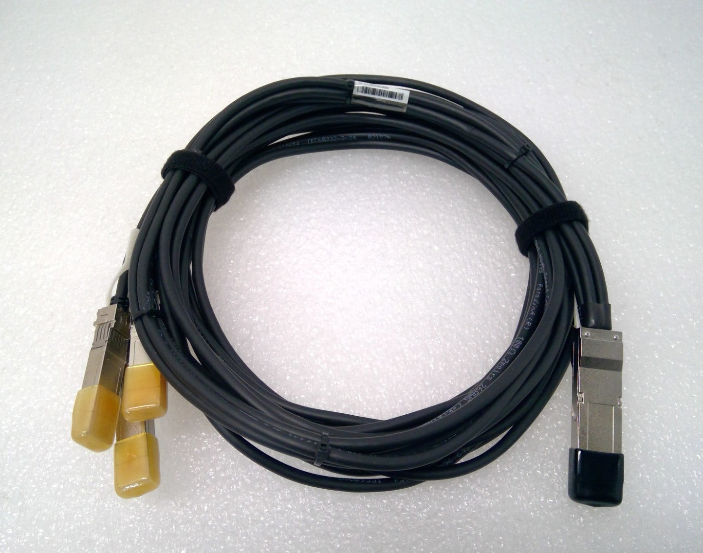 ASSEMBLY FCI 10130795-4030LF 25Gbps QSFP28 to 4XSFP28 3M Fiber optic cable