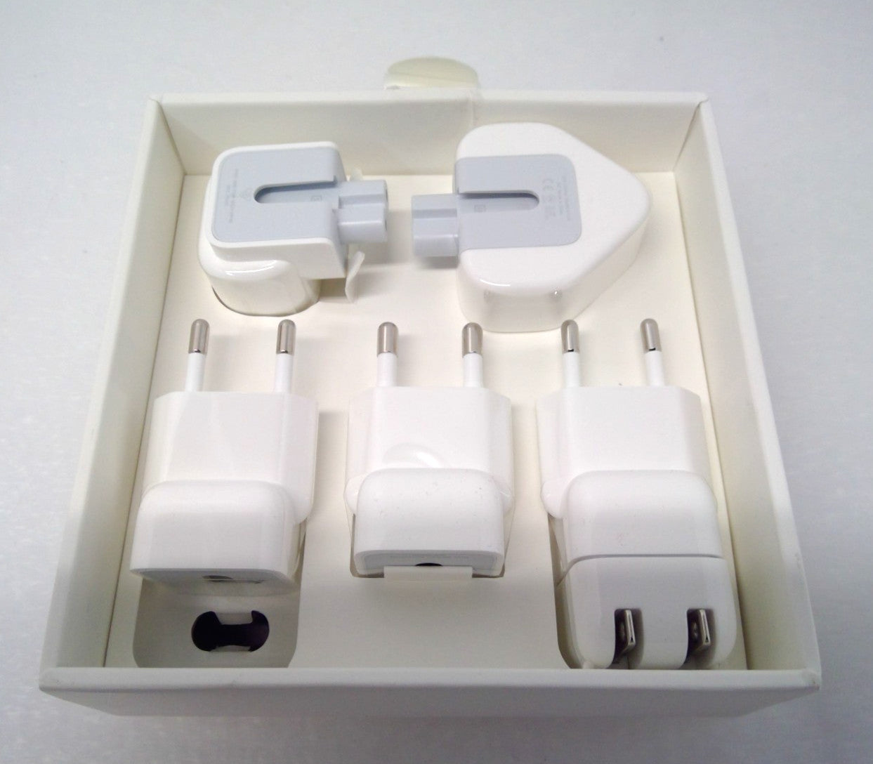 Apple World Travel Adapter Kit MD837AM/A White *Missing China(CHN) Plug* Read