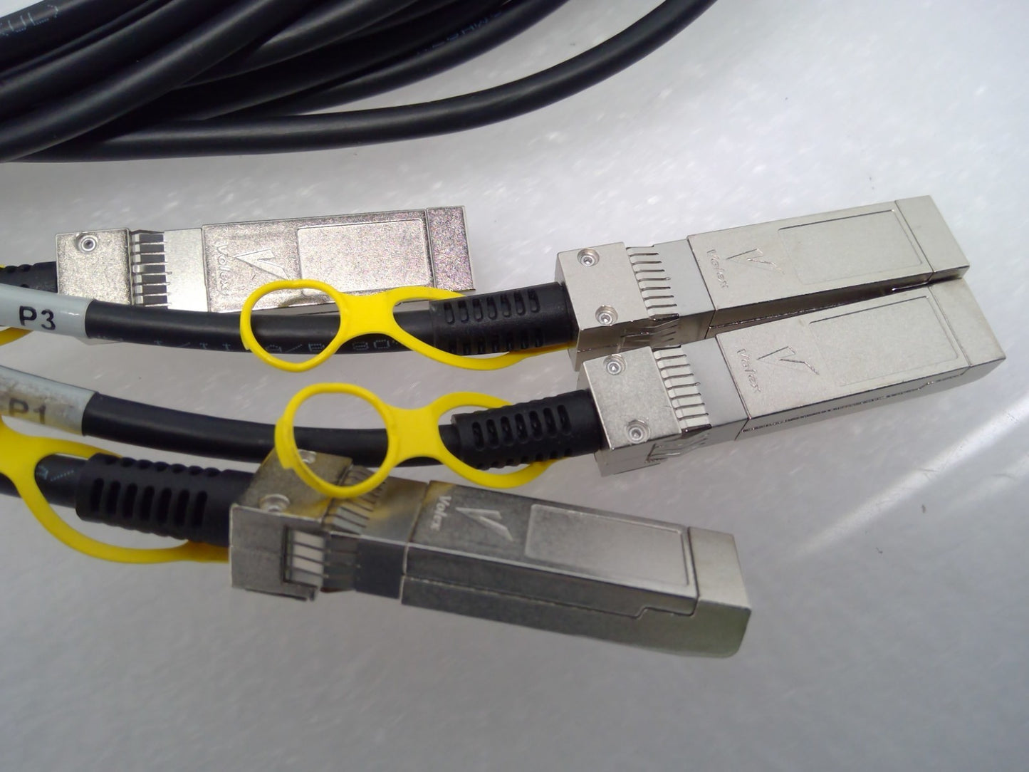 Oracle Volex 2.5m 100G QSFP28 TO 4X25G SFP28 7360012 DAC cable *Yellow pull-tab*