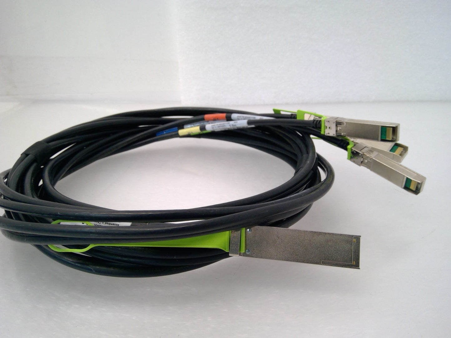 Amphenol 3M 100G QSFP28 to 4x 25G SFP28 Breakout DAC Cable NDAQGT-F306 Passive