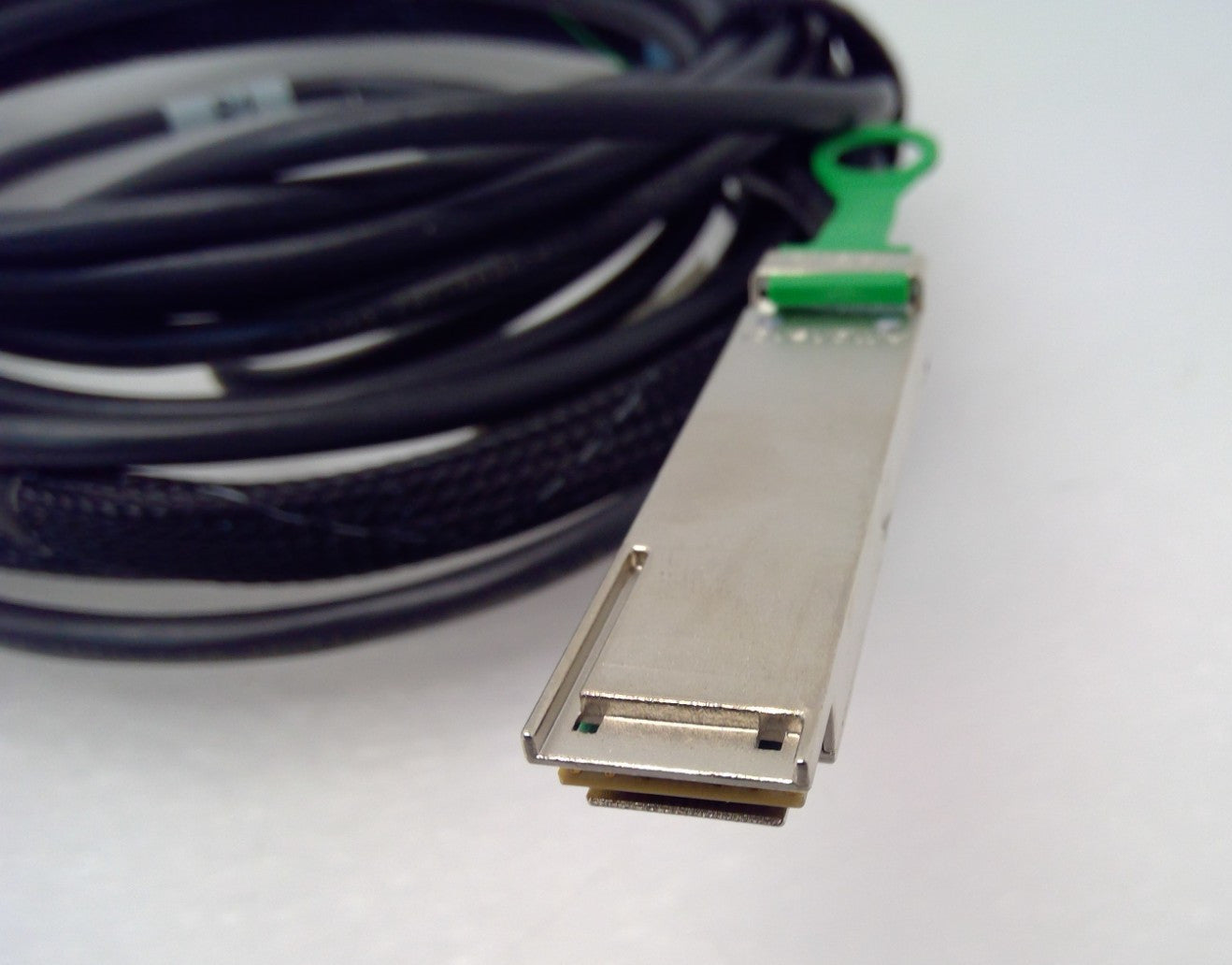 Amphenol 200G QSFP56 TO 2X100G QSFP28 HDR Splitter DAC 4M 28AWG NDARHG-G103