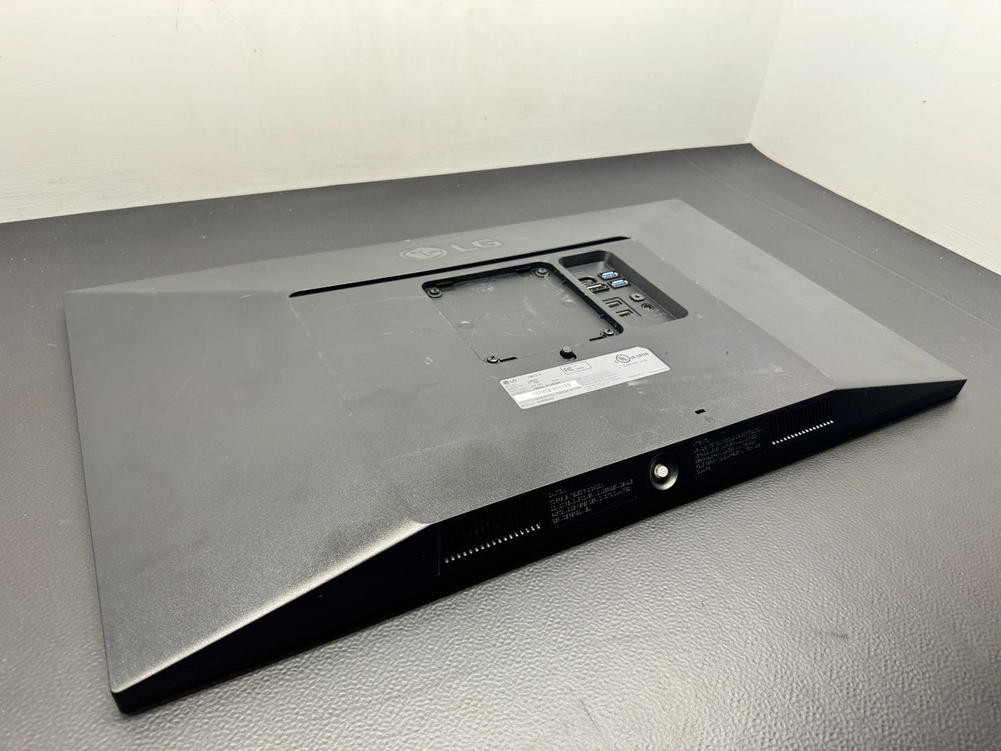 LG 27" 4K UHD 3840 x 2160 LED Backlight LCD Monitor 27BK67U-B *Read*