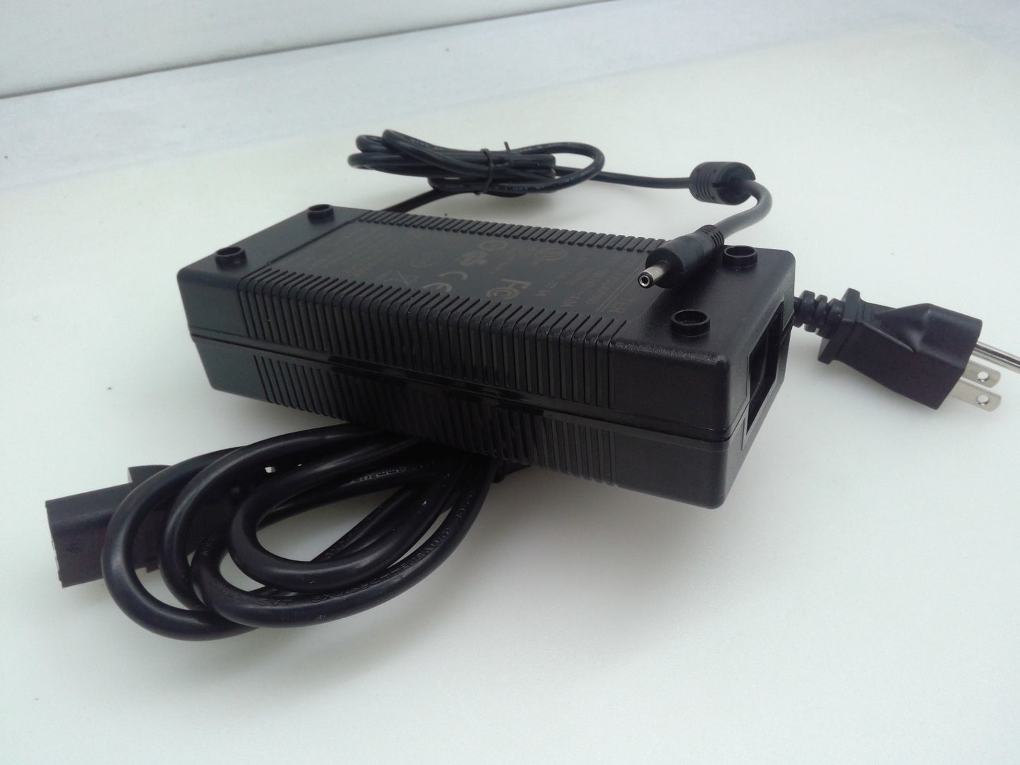 Model : LYD2405000F 24V 5A Switching Power Adapter 100-240V 4.0A Tip 3.0*1.35mm