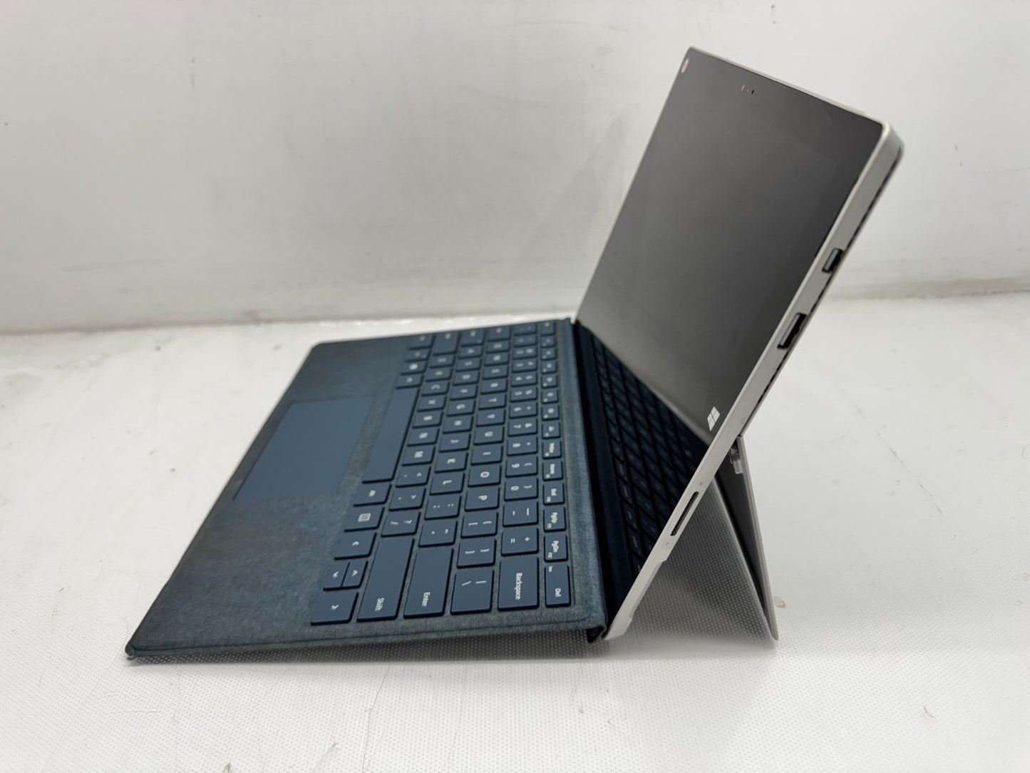 Microsoft Surface Pro 3 1631 WithKeyoard i5-4300U/8G RAM/256GB Win10 *READ*