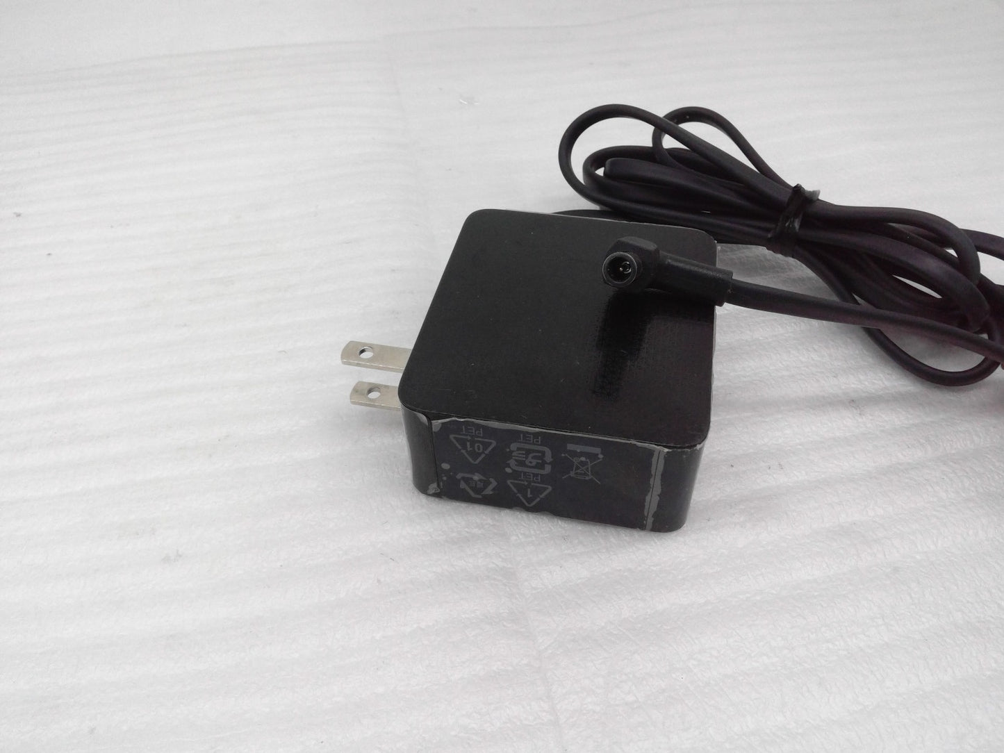 Samsung A2514_MPNL AC Adapter 14V 1.79A 25W Power Supply 6.0x4.4mm w/Pin