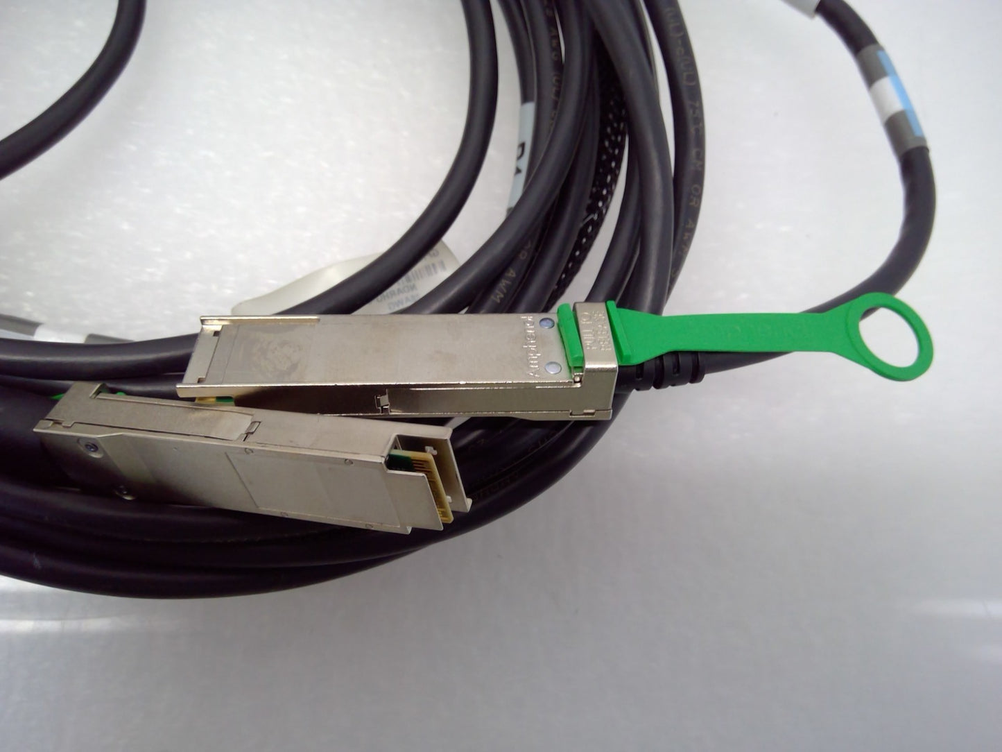 Amphenol 200G QSFP56 TO 2X100G QSFP28 HDR Splitter DAC 4M 28AWG NDARHG-G103