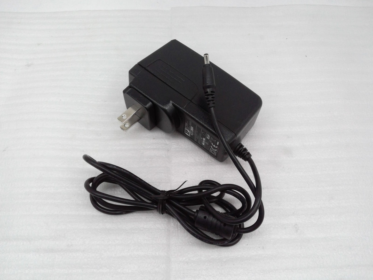 XP Power 36W 15V 2.4A AC Adapter Power Supply VEP36US15 XE0934B 5.5mm