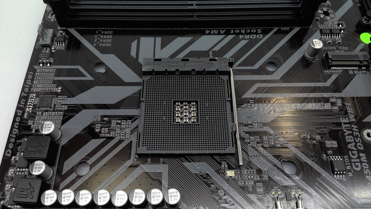 GIGABYTE B450M DS3H WiFI AMD AM4 micro ATX Motherboard *Read*