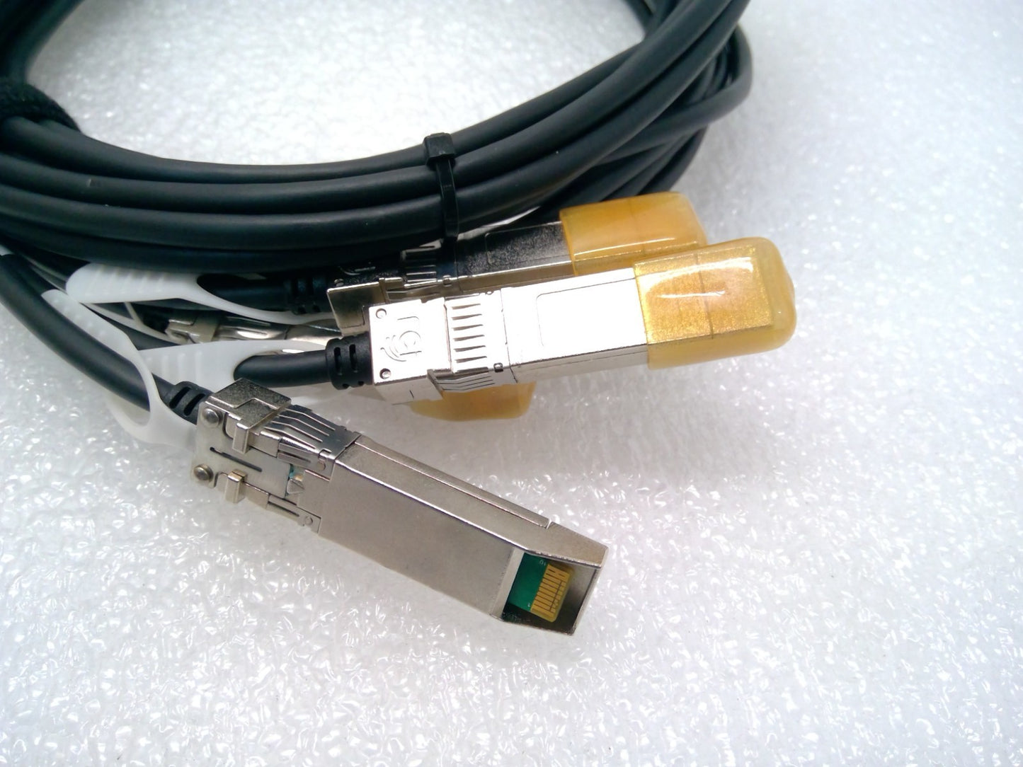ASSEMBLY FCI 10130795-4030LF 25Gbps QSFP28 to 4XSFP28 3M Fiber optic cable