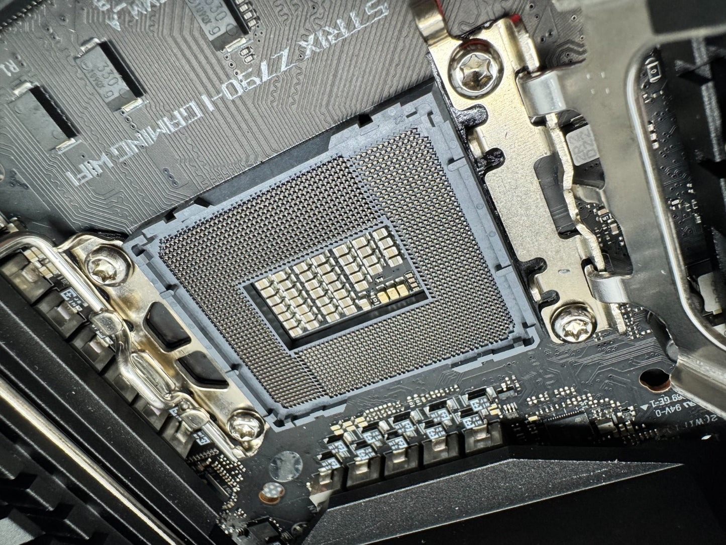 *For Parts* Strix Z790-I GAMING WIFI Socket 1700 DDR5 PCIE 5.0 x 16 Motherboard