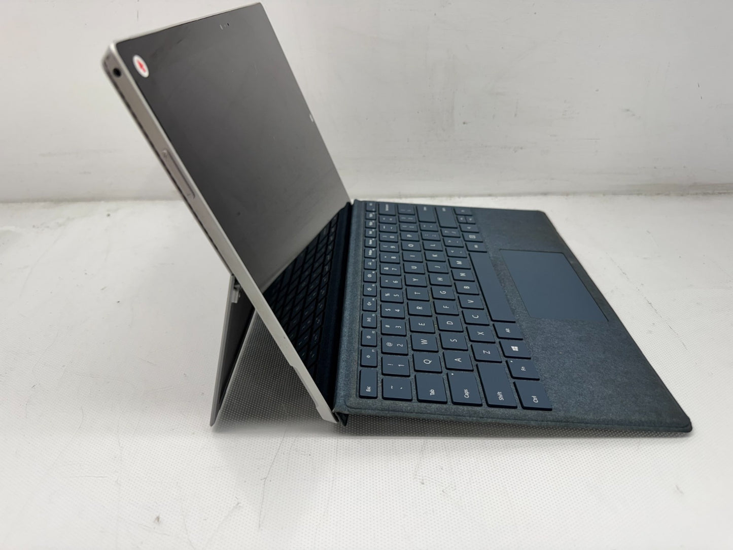 Microsoft Surface Pro 3 1631 WithKeyoard i5-4300U/8G RAM/256GB Win10 *READ*