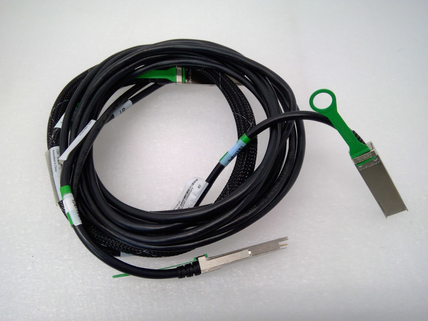 Amphenol NDARHG-G102 200G QSFP56 TO 2X100G QSFP56 HDR DAC 3.5M 28AWG 16001229-01