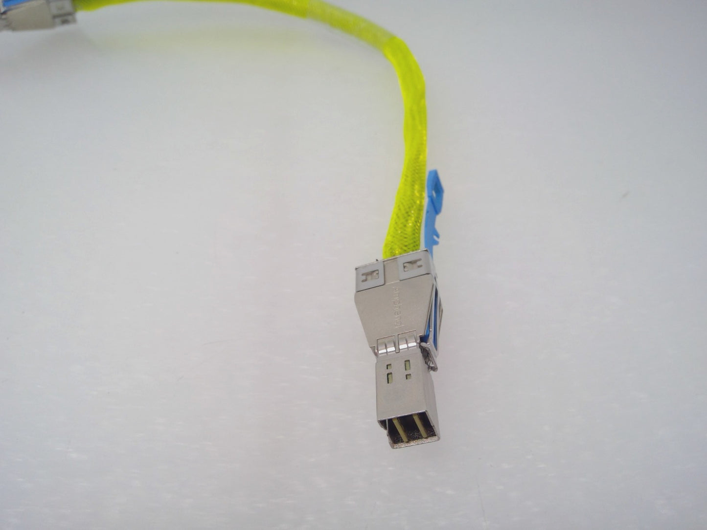 Amphenol Mini-SAS HD Cable SFF-8644 to SFF-8644 0.4m 30AWG NMDDJF-G106-03