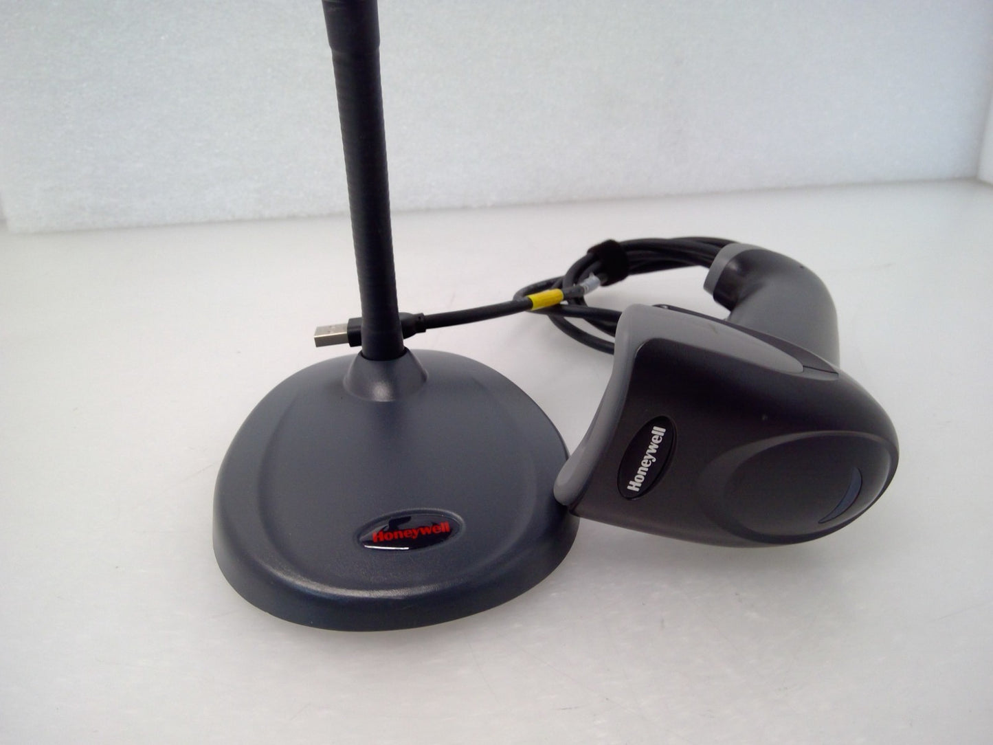 Honeywell 1470g Handheld Barcode Scanner 1470G2D-2-N-INT With base