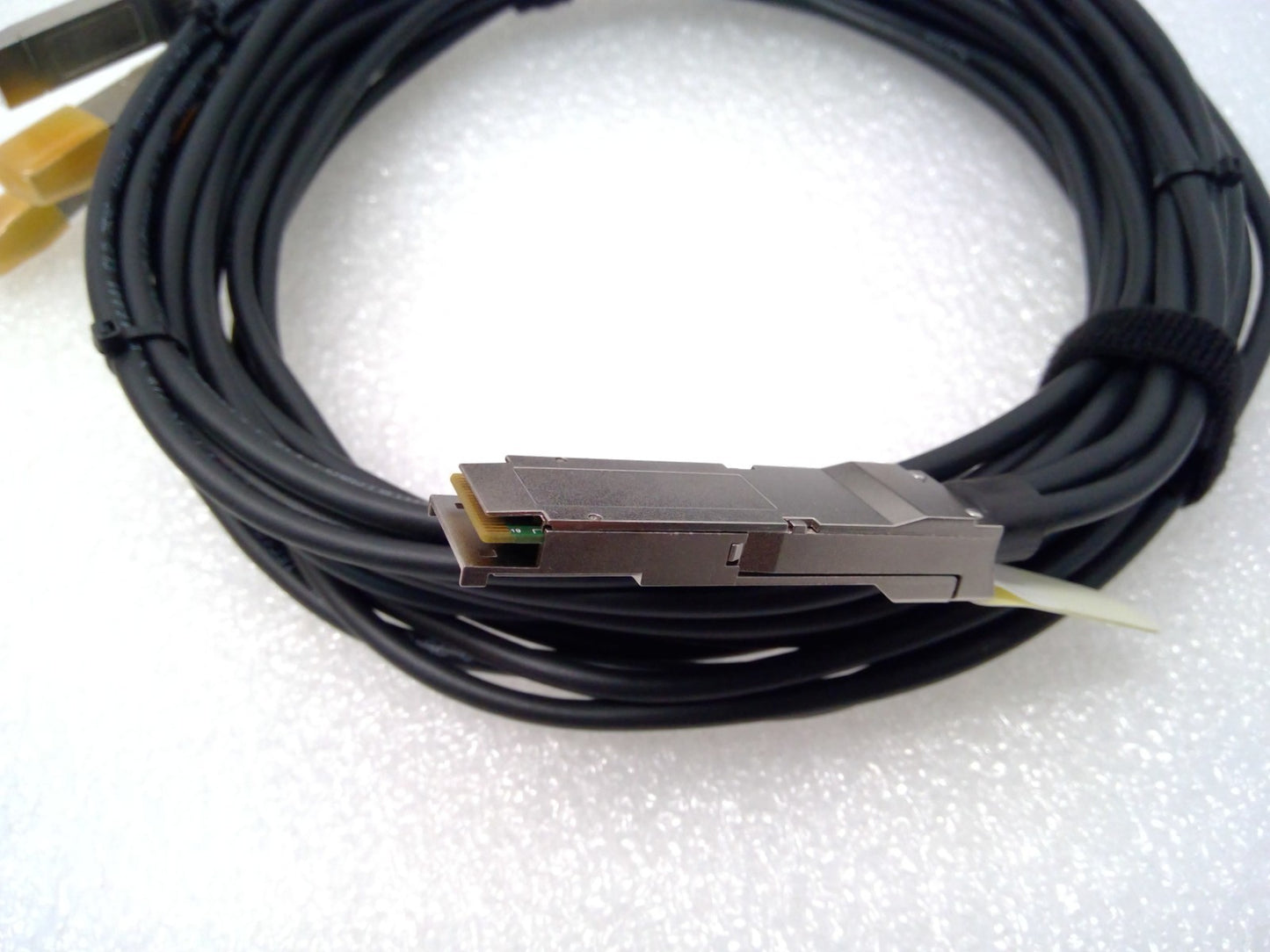 ASSEMBLY FCI 10130795-4030LF 25Gbps QSFP28 to 4XSFP28 3M Fiber optic cable