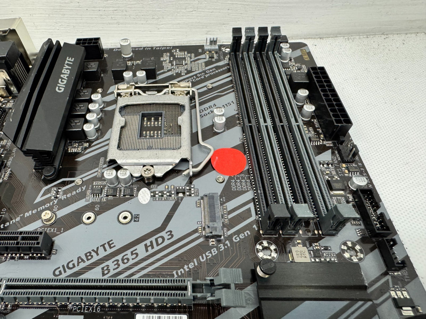 *For Parts* 1x GIGABYTE B650M C V3 / 2x GIGABYTE B365 HD3 MIX *NOT WORKING*