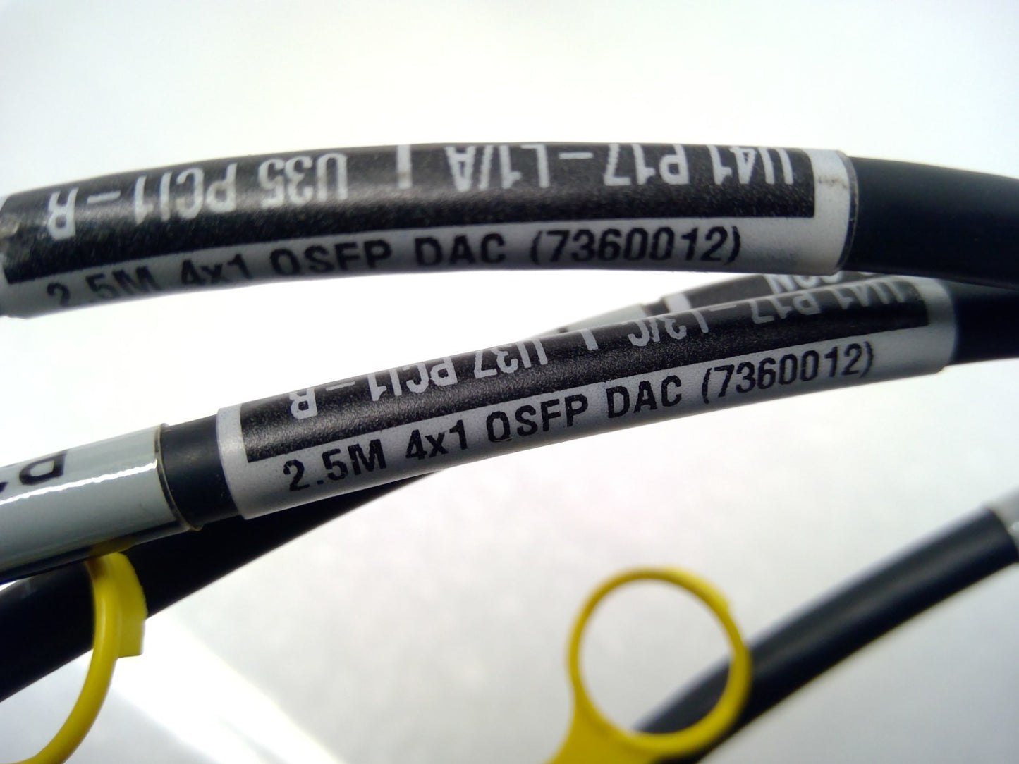 Oracle Volex 2.5m 100G QSFP28 TO 4X25G SFP28 7360012 DAC cable *Yellow pull-tab*