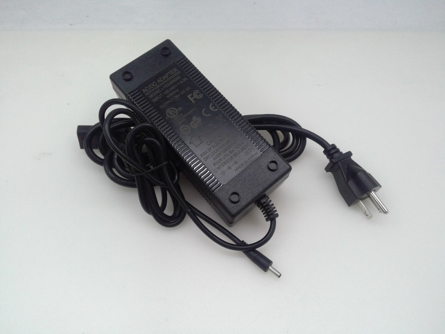 Model : LYD2405000F 24V 5A Switching Power Adapter 100-240V 4.0A Tip 3.0*1.35mm