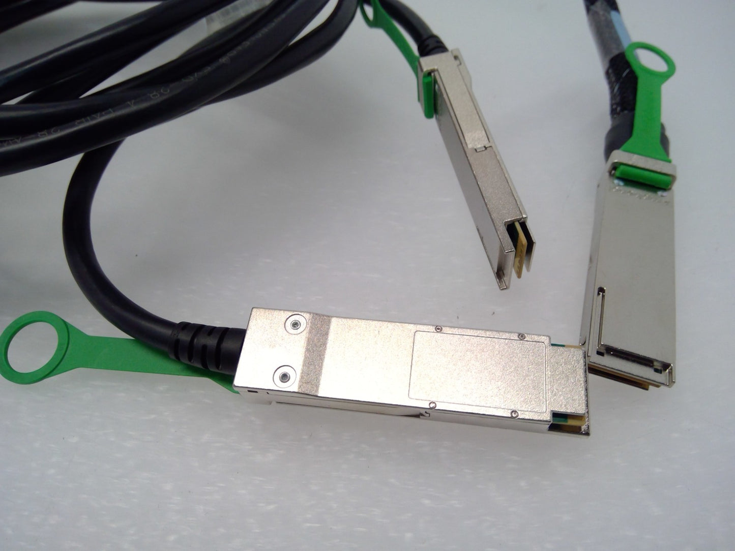 Amphenol NDARHG-G102 200G QSFP56 TO 2X100G QSFP56 HDR DAC 3.5M 28AWG 16001229-01