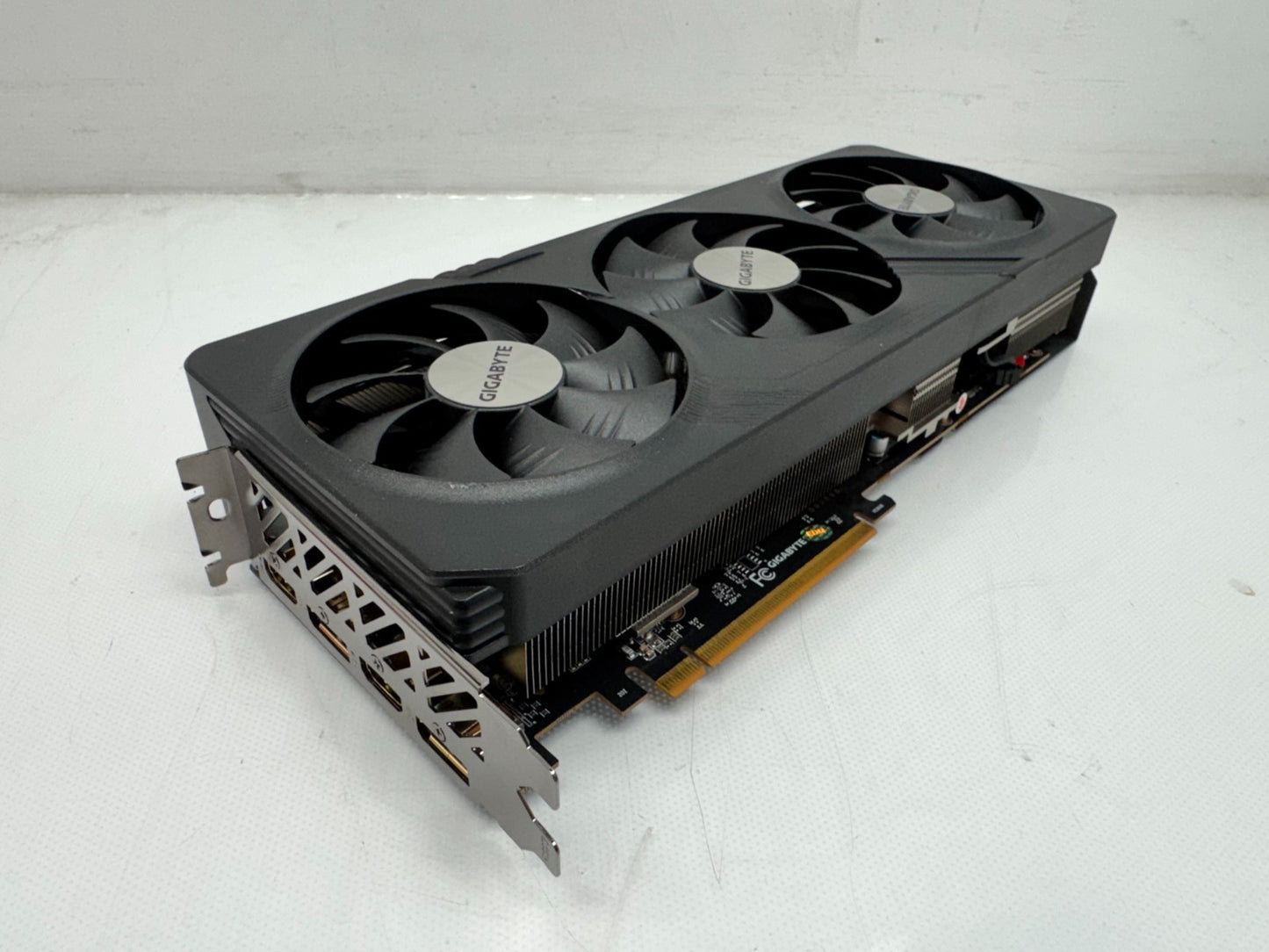 For Parts GIGABYTE AMD RX 7800 XT GAMING OC 16G- Graphics Card Not Working