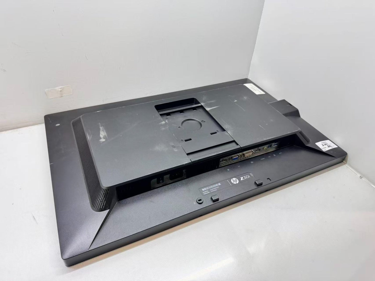 HP Z30i 30" WQXGA 2560 x 1600 Monitor, HDMI DisplayPort VGA DVI-D No Stand