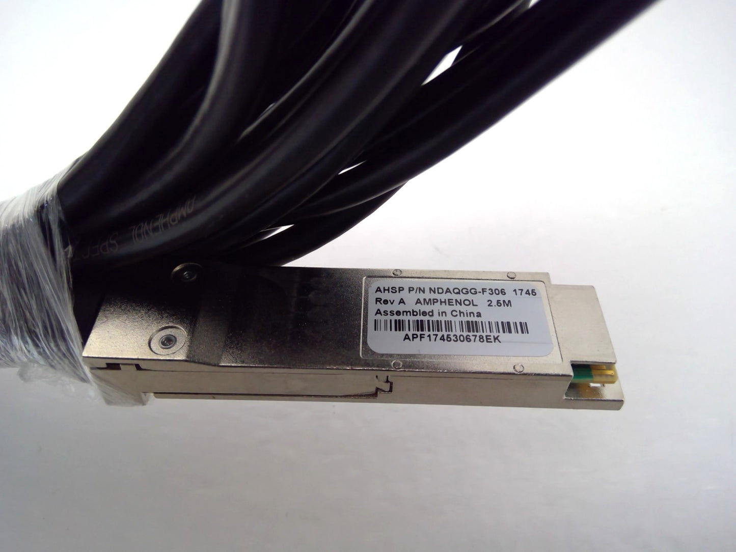 Amphenol NDAQGG-F306 100G QSFP28-4x25G SFP28 DAC Breakout Cable 2.5m Plenum OFNP