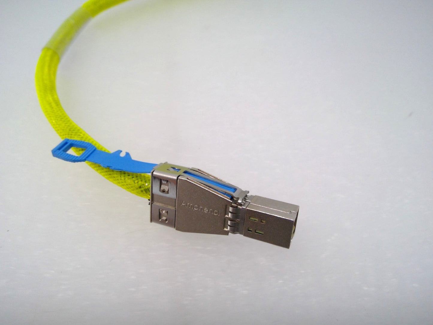 Amphenol Mini-SAS HD Cable SFF-8644 to SFF-8644 0.4m 30AWG NMDDJF-G106-03