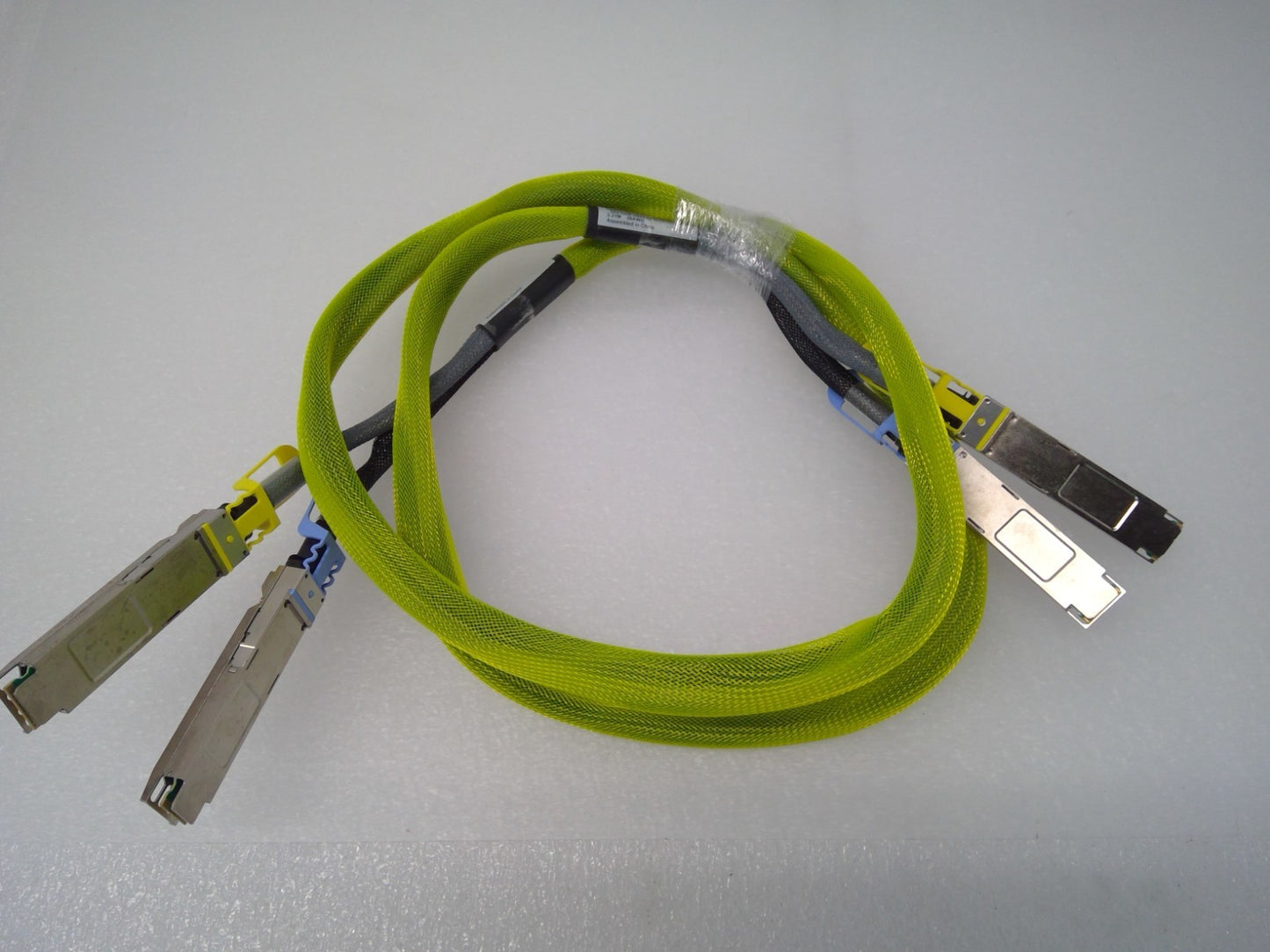 Amphenol 502-HAR-G692-02 QSFP-DD TO 2XQSFP-DD 400G TO 2X200G DAC 2.31M 28AWG