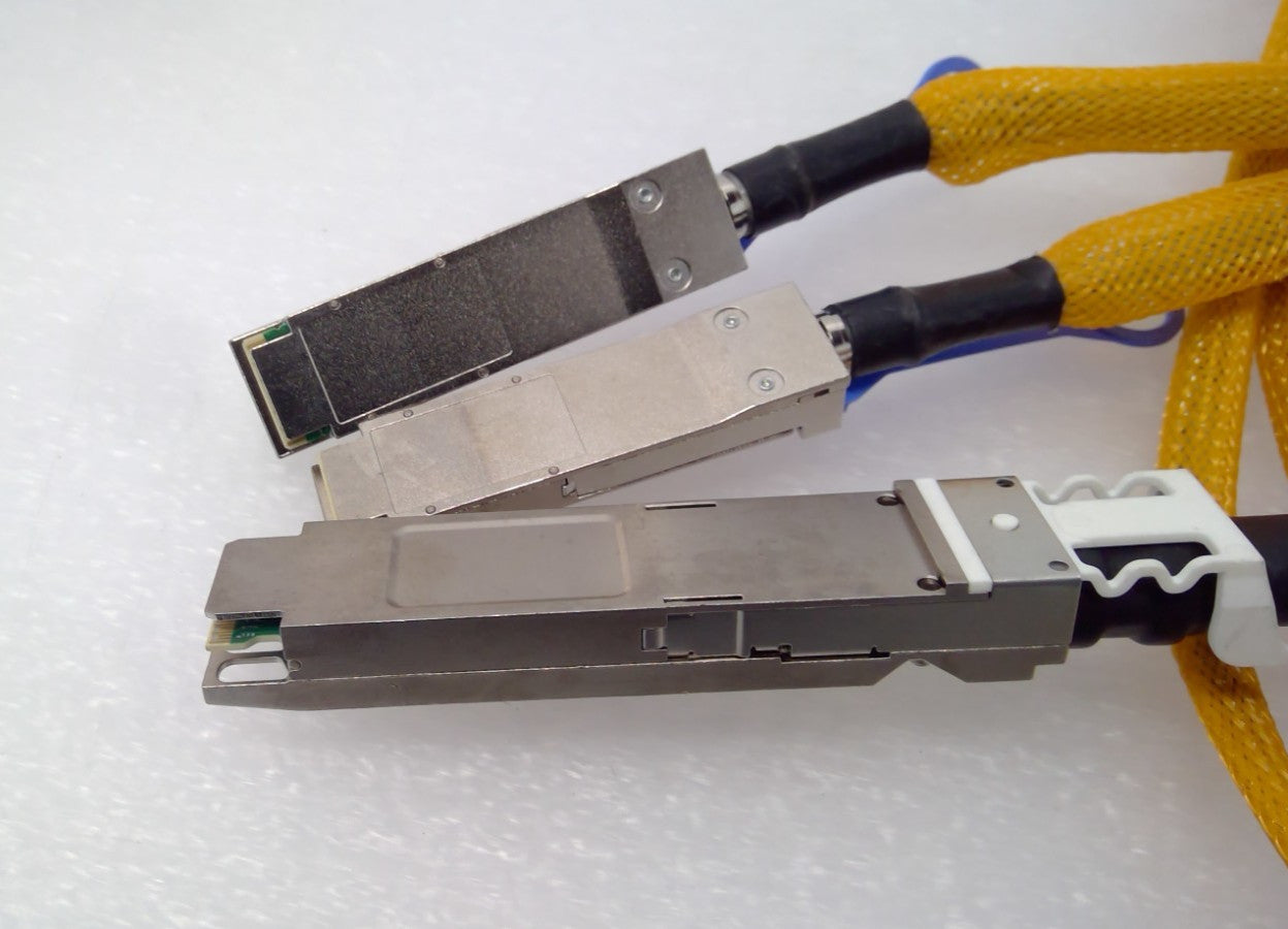 Amphenol 400G OSFP to 2x 200G 2XQSFP56 DAC Cable 4M 25AWG NDVRY5-G613 1048428-01