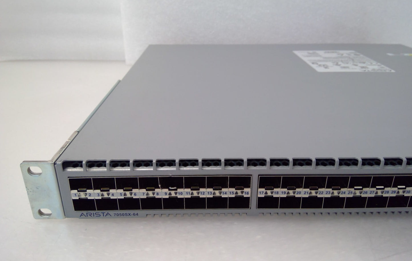 Arista DCS-7050SX-64-F 48x10GbE SFP+ 4xQSFP+ Front-to-Rear Air 2X PWR-500AC-F