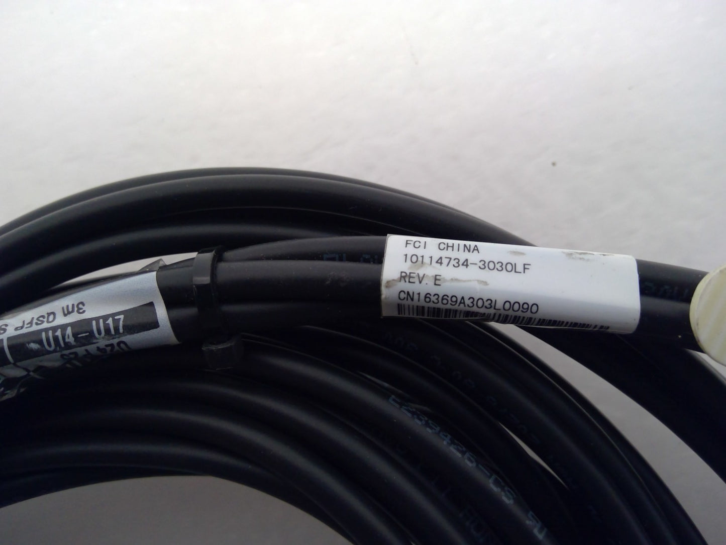 Amphenol 10114734-3030LF QSFP+ to 4x SFP+ Breakout Cable 3m 28AWG 40G-10G