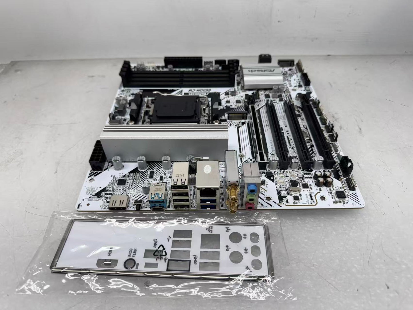 ASRock B650M-CW micro ATX White Motherboard AMD Socket AM5 DDR5 HDMI WIFI