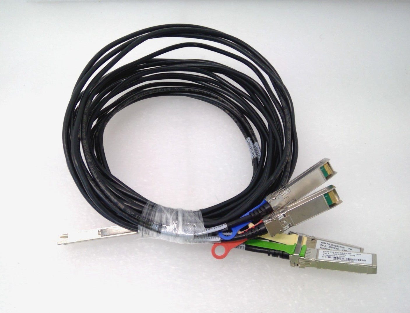 Amphenol NDAQGG-F306 100G QSFP28-4x25G SFP28 DAC Breakout Cable 2.5m Plenum OFNP
