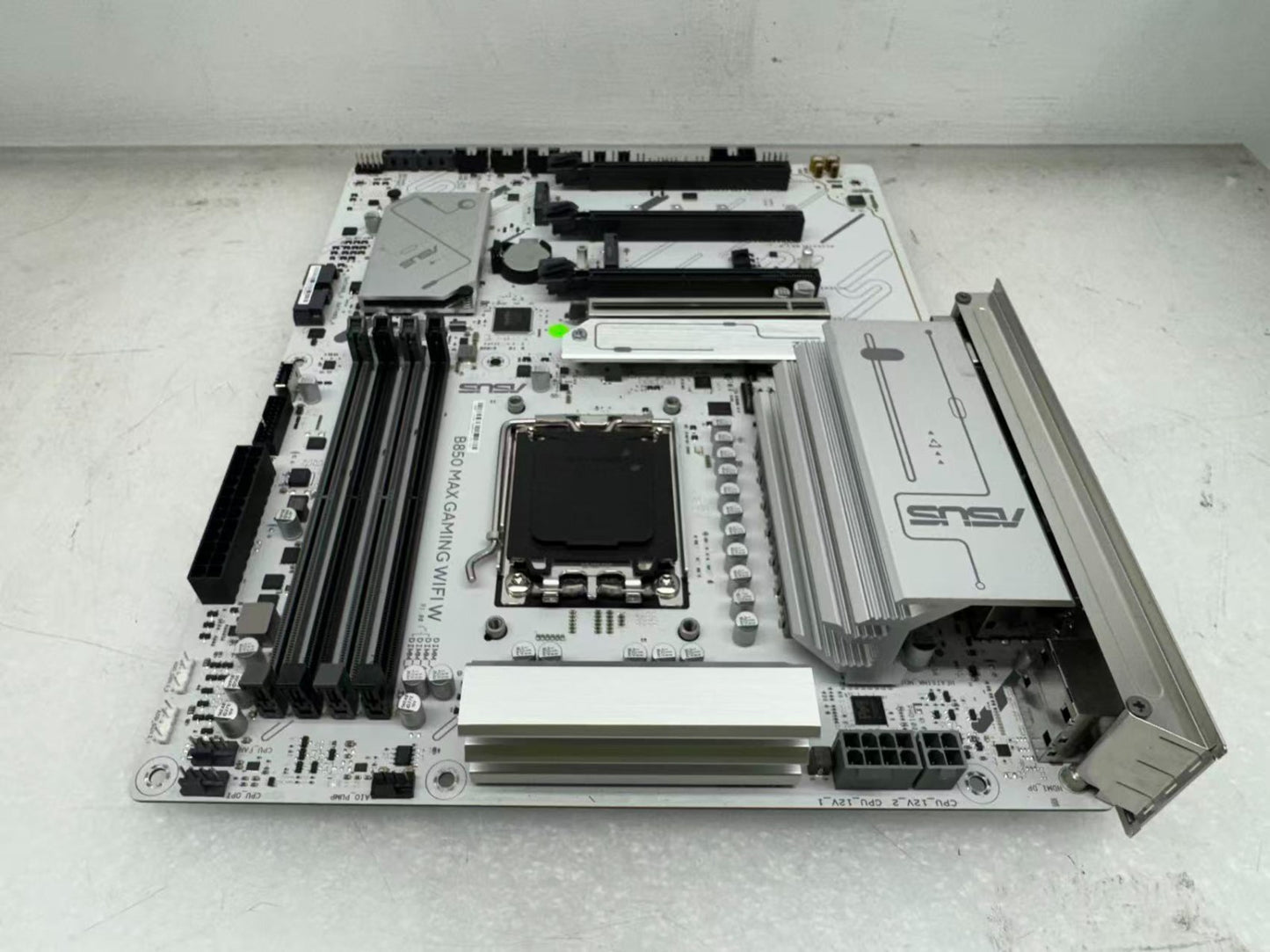ASUS B850 MAX GAMING WIFI White AMD Socket AM5 DDR5 ATX Motherboard *READ*